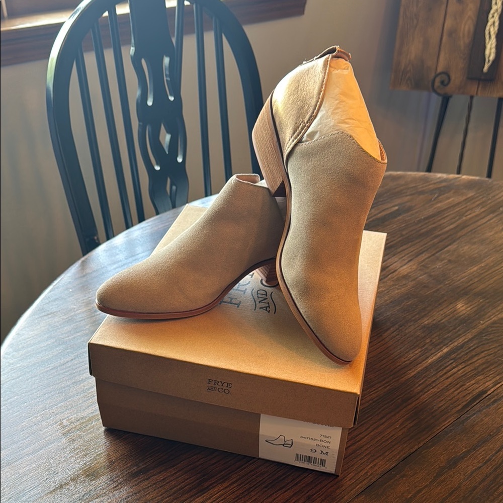 FRYE AND CO Tan Ankle Boots Sleek Design Medium Heel